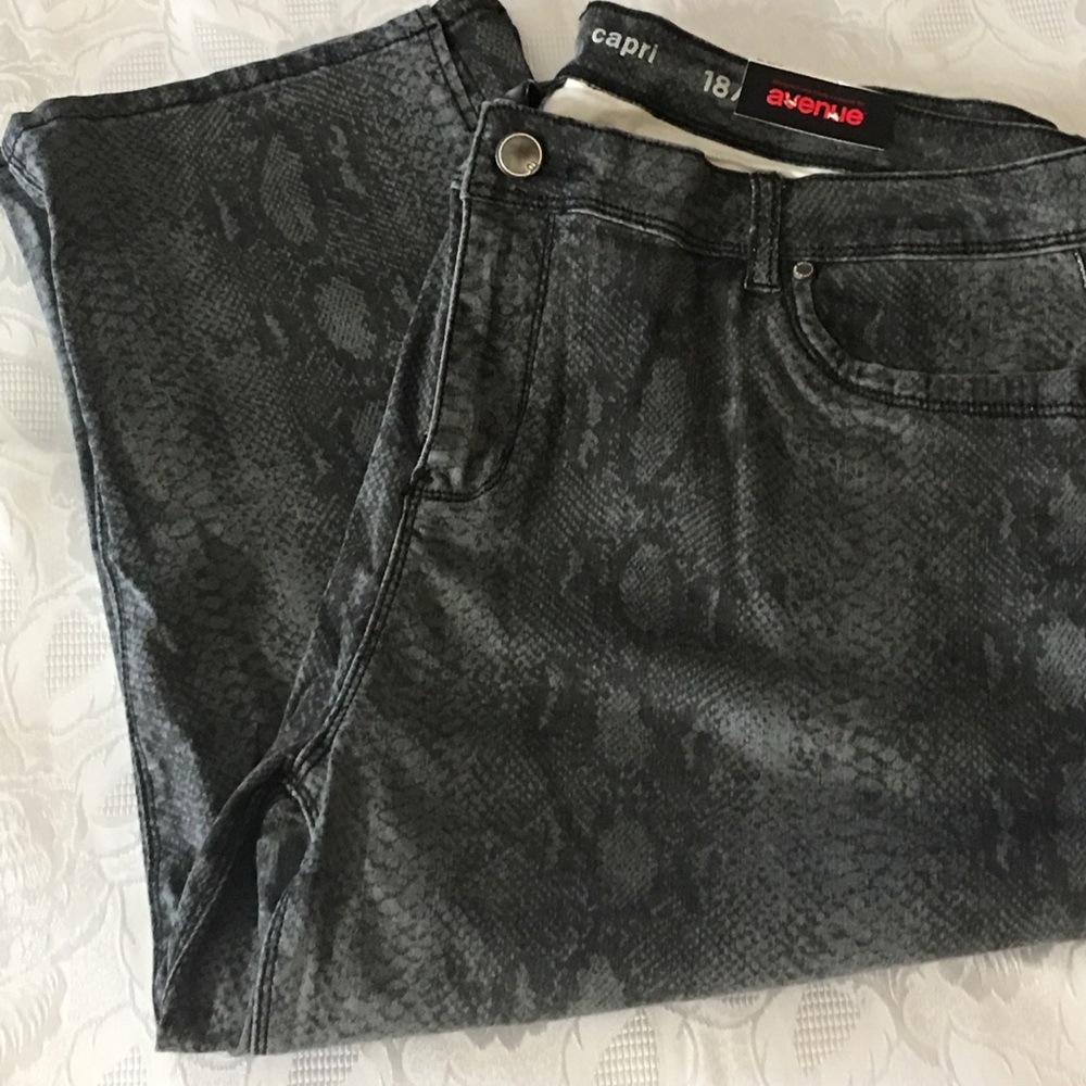 Avenue Pyhthon Print Capri Pants